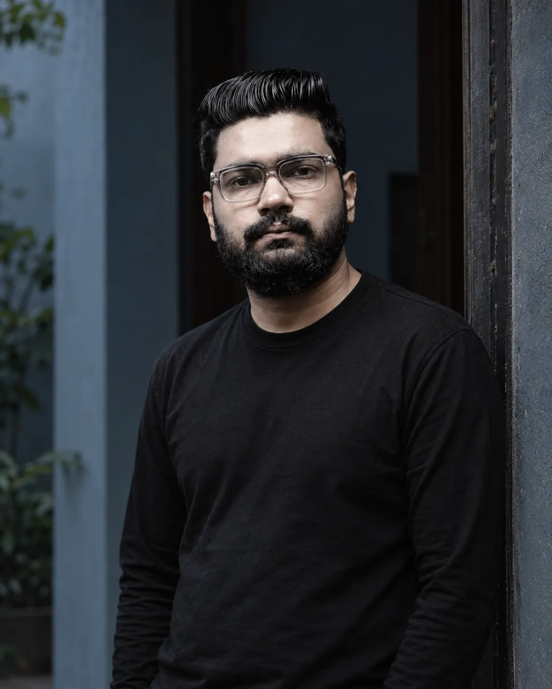 দরজার পাশে দাঁড়ানো আহাম্মেদ হাসান।